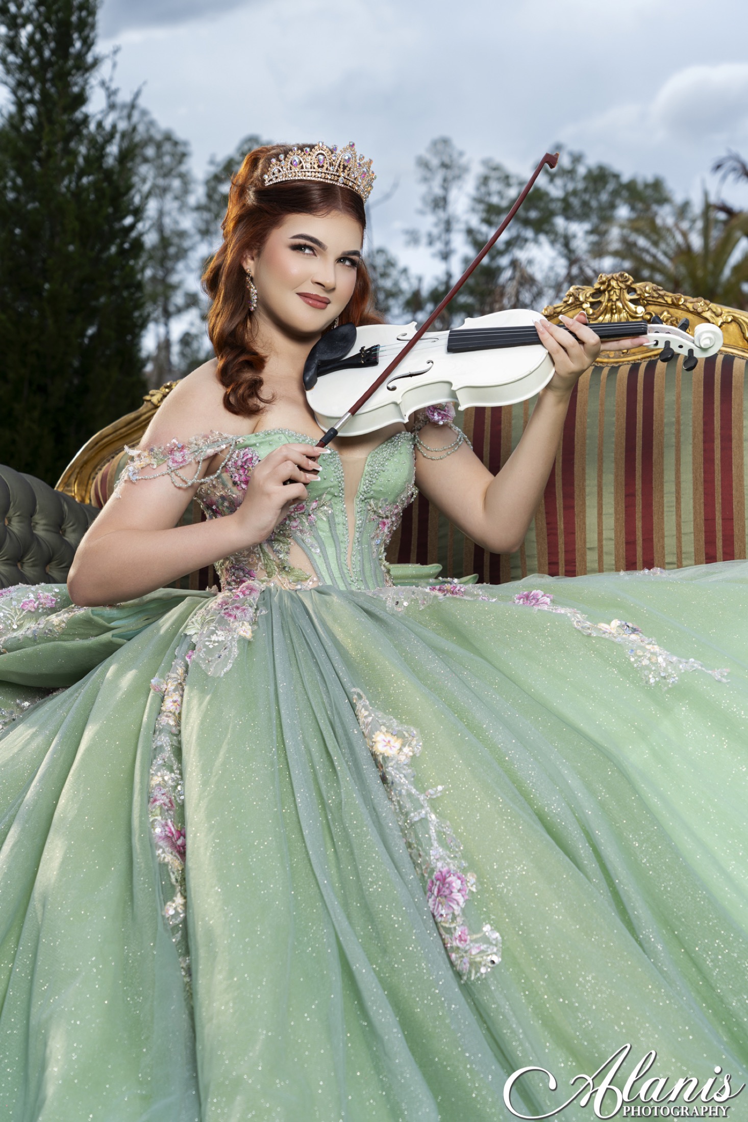 Quinceañera posing with a violin
